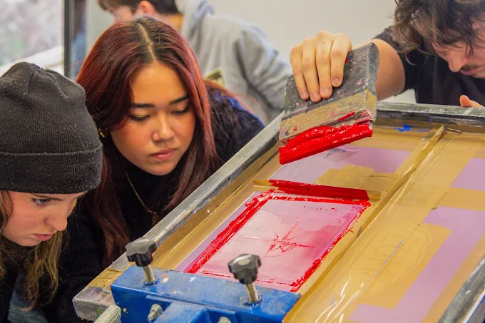Étudiants réalisant une impression en sérigraphie au campus ESDAC Bordeaux