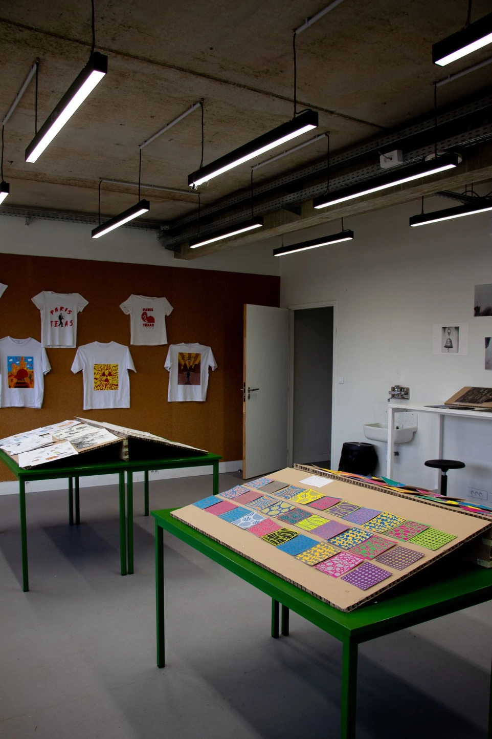 Salle d'exposition de projets textiles et graphiques réalisés par les étudiants du campus ESDAC Bordeaux
