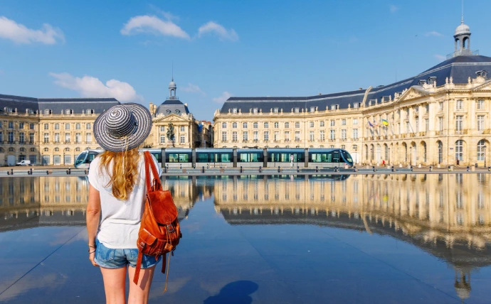 Le miroir d'eau et la place de la Bourse à Bordeaux, ville du campus ESDAC