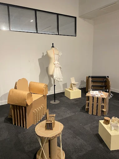 Prototypes de mobilier en carton et mannequin de couture exposés au campus ESDAC Paris